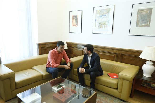Pedro Sánchez y Alberto Garzón, en una reunión en el Congreso en junio de 2017 | Europa Press - Archivo ep pedro sanchezalberto garzon enreunioncongresojunio2017