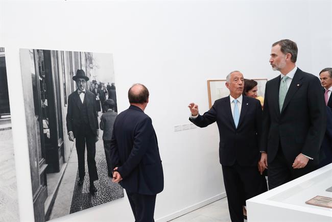 Rebelo de Sousa y el Rey Felipe VI en la exposición sobre Fernando Pessoa | CASA DE S. M. EL REY ep rebelosousarey felipe vila exposicionfernando pessoa