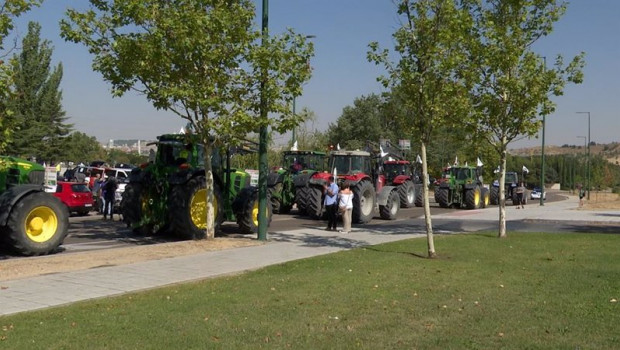 ep tractorada en valladolid convocada por uccl para reclamar que el agricultor activo sea el