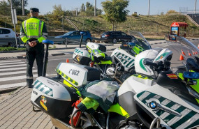 ep un agente de la guardia civil de trafico durante la campana especial de la dgt de vigilancia y