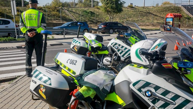 ep un agente de la guardia civil de trafico durante la campana especial de la dgt de vigilancia y