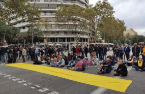 ep un centenar de personas cortan la gran via tras protestar contra los mossos ante la conselleria
