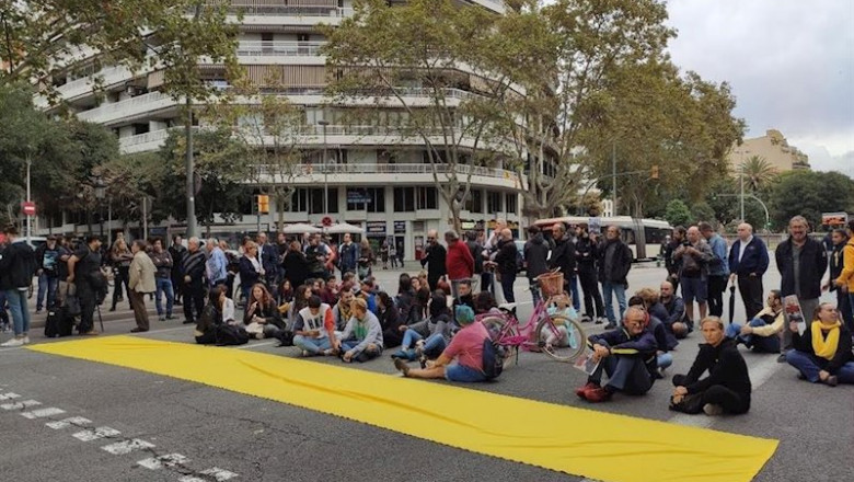 ep un centenar de personas cortan la gran via tras protestar contra los mossos ante la conselleria