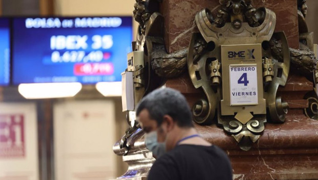 ep un hombre delante de un panel con valores del ibex 35