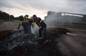 ep un trabajador de alcoa san cibrao celebra la anulacion del tsxg del ere de la empresa