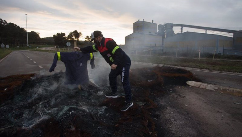 ep un trabajador de alcoa san cibrao celebra la anulacion del tsxg del ere de la empresa ep un trabajador de alcoa san cibrao celebra la anulacion del tsxg del ere de la empresa