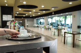 ep una camarera prepara un cafe en la cafeteria del centro civico el pilar en vitoria-gasteiz alava