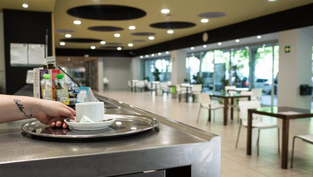 ep una camarera prepara un cafe en la cafeteria del centro civico el pilar en vitoria-gasteiz alava
