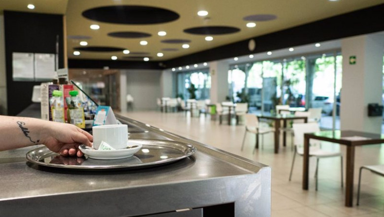 ep una camarera prepara un cafe en la cafeteria del centro civico el pilar en vitoria-gasteiz alava