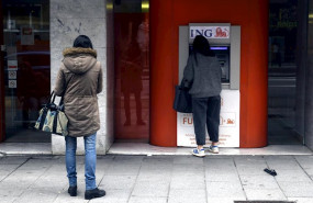ep una mujer espera su turno frente a un cajero de ing