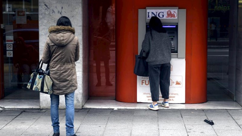 Una mujer espera su turno frente a un cajero de ING. | Óscar Cañas - Europa Press ep una mujer espera su turno frente a un cajero de ing