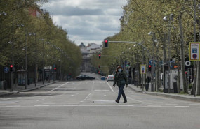 ep una mujer pasea con mascarilla por el cruce entre la calle serrano y la calle ortega y gasset