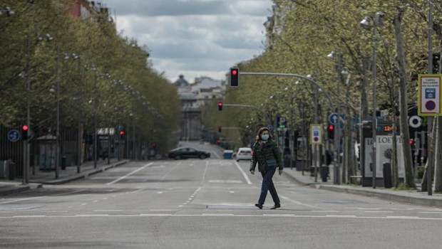 ep una mujer pasea con mascarilla por el cruce entre la calle serrano y la calle ortega y gasset