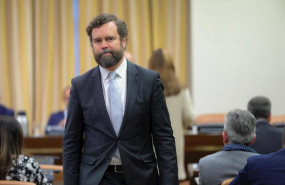 ep vox censura que sanchez haya aceptado sentarse en igualdad de condiciones con el govern para