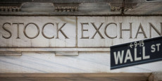 l entree de la bourse de new york a wall street 