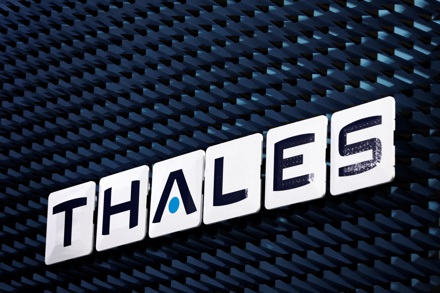 le logo du groupe thales a son usine de radar a limours 