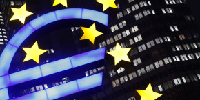 le symbole de l euro illumine de nuit devant le siege de la banque centrale europeenne bce a francfort 20221013073247 