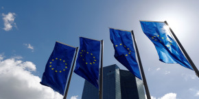 les drapeaux de l union europeenne flottent devant le siege de la banque centrale europeenne bce a francfort 