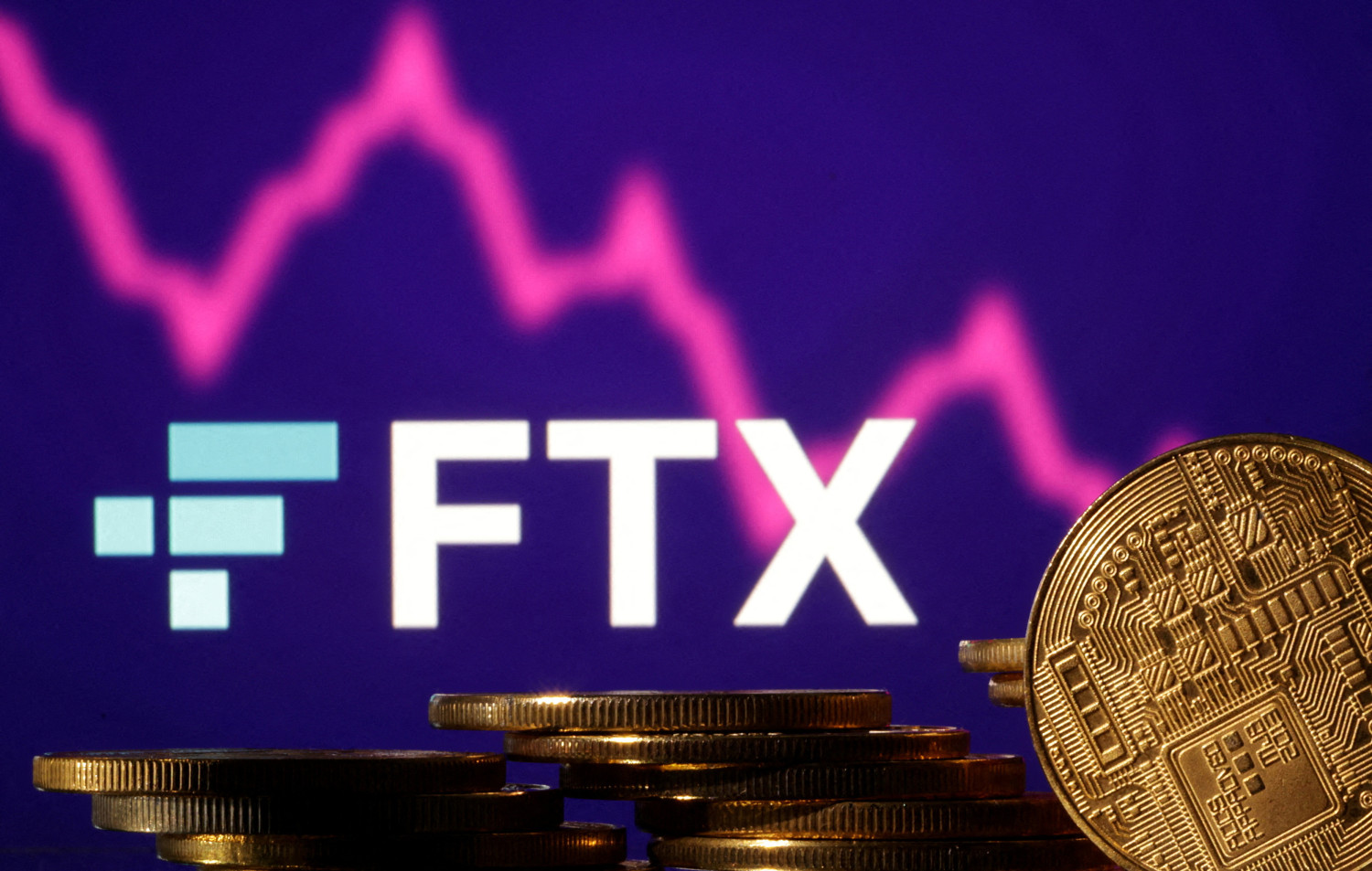 des representations de crypto monnaies sont visibles devant le logo ftx 20221112183214 