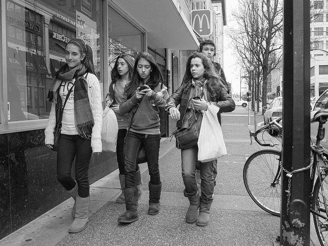 Adolescentes, preadolescentes en la calle, jóvenes | FLICKR//JORIS LOUWES ep adolescentes preadolescentesla calle jovenes