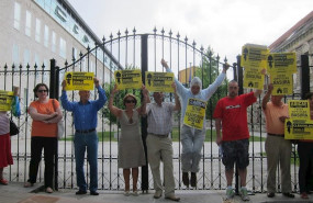 ep afectados por las clausulas suelo se han concentrado este miercoles frente al complejo judicial