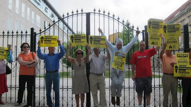 Afectados por las cláusulas suelo se han concentrado este miércoles frente al complejo judicial de Las Salesas para reclamar su retirada, lo que, según han señalado, supondría un ahorro para las familias cántabras de entre "5 y 20 millones de euros" | EUROPA PRESS - Archivo ep afectados por las clausulas suelo se han concentrado este miercoles frente al complejo judicial