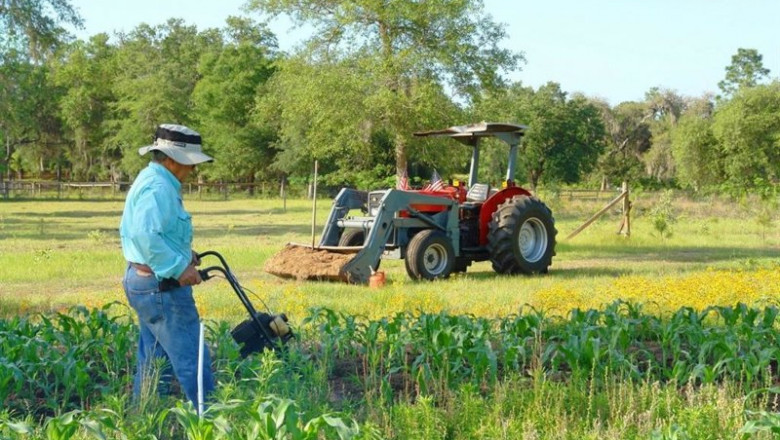 ep agricultor trabajando en el campo ep agricultor trabajando en el campo