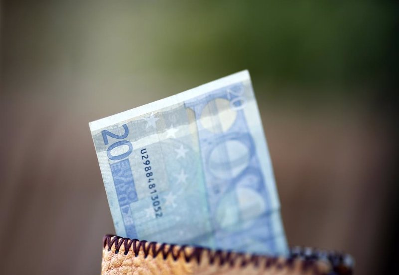 ¿Se acabó pagar por las transferencias inmediatas? Los bancos cobran hasta 12 euros