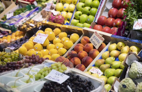 ep archivo   detalle de un puesto de frutas en un mercado