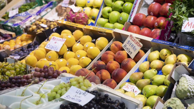 ep archivo detalle de un puesto de frutas en un mercado ep archivo detalle de un puesto de frutas en un mercado