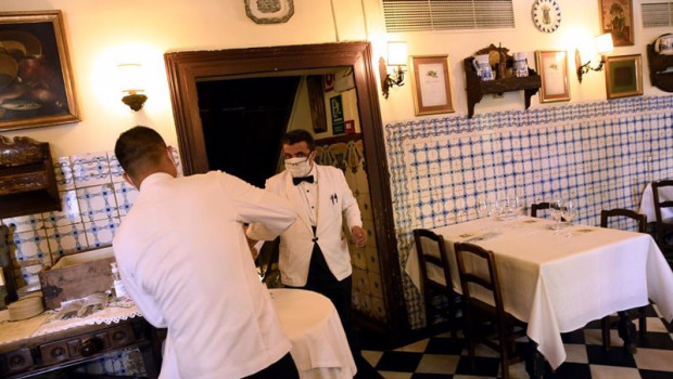 ep archivo   dos camareros del restaurante sobrino de botin mas conocido como casa botin