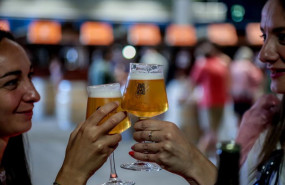 ep archivo   dos mujeres catan unas cervezas en copa de cristal