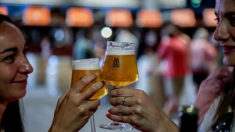 ep archivo dos mujeres catan unas cervezas en copa de cristal ep archivo dos mujeres catan unas cervezas en copa de cristal