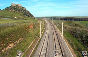 ep archivo   las vias del ave junto a las que se situa el castillo de almodovar del rio cordoba en