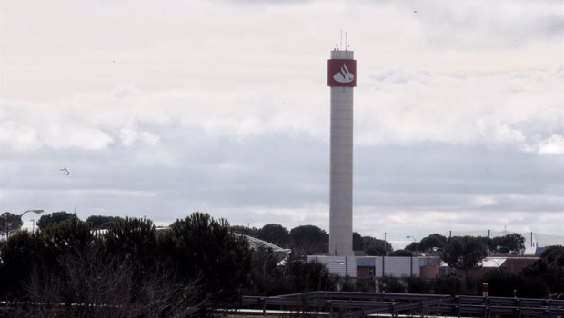 ep archivo logo del banco santander en lo alto de una construccion en la entrada a la ciudad ep archivo logo del banco santander en lo alto de una construccion en la entrada a la ciudad
