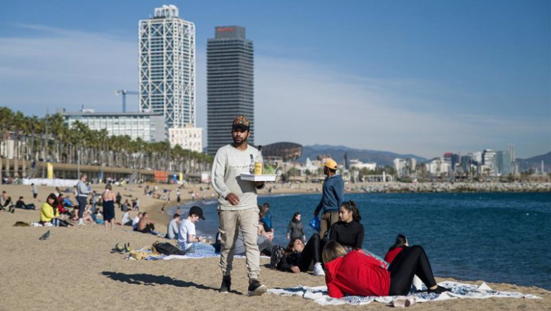 ep archivo un camarero lleva bebidas a las personas que disfrutan en la playa de la barceloneta ep archivo un camarero lleva bebidas a las personas que disfrutan en la playa de la barceloneta