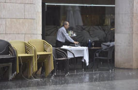 ep archivo un camarero recoge una mesa en una terraza ep archivo un camarero recoge una mesa en una terraza