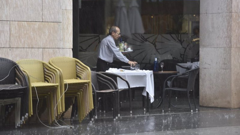 ep archivo un camarero recoge una mesa en una terraza ep archivo un camarero recoge una mesa en una terraza