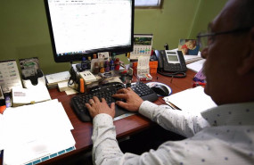ep archivo   un hombre escribe con el teclado de su ordenador mientras trabaja en el despacho de su
