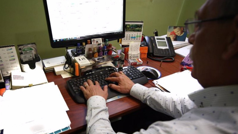 ep archivo un hombre escribe con el teclado de su ordenador mientras trabaja en el despacho de su ep archivo un hombre escribe con el teclado de su ordenador mientras trabaja en el despacho de su
