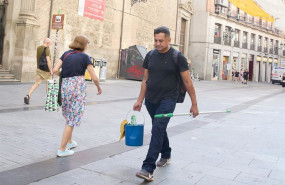 ep archivo   un limpiador trabajando al sol a 18 de julio de 2024 en madrid espana