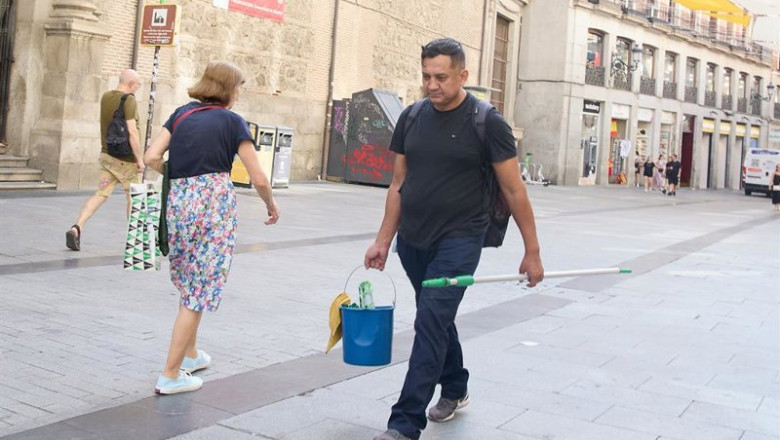 ep archivo un limpiador trabajando al sol a 18 de julio de 2024 en madrid espana ep archivo un limpiador trabajando al sol a 18 de julio de 2024 en madrid espana