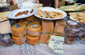 ep archivo   un puesto de queso en una feria de trujillo caceres