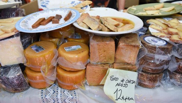 ep archivo   un puesto de queso en una feria de trujillo caceres