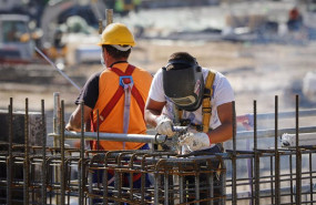 ep archivo   un soldador y un operario trabajando en unas obras