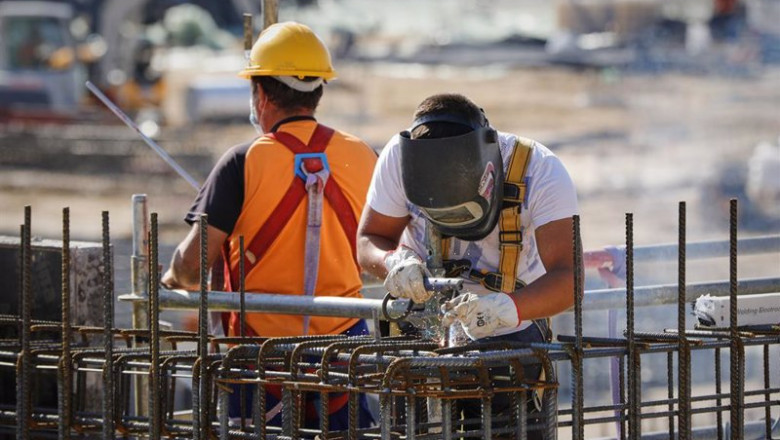 ep archivo un soldador y un operario trabajando en unas obras ep archivo un soldador y un operario trabajando en unas obras