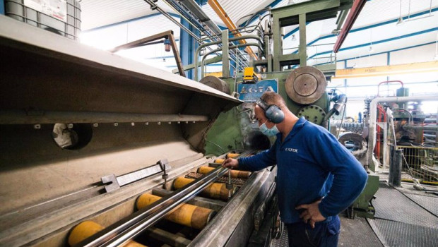 ep archivo   un trabajador durante su jornada laboral en la empresa extrusion toledo