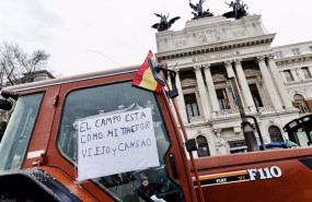 ep archivo   un tractor llega al ministerio de agricultura durante una protesta de agricultores y