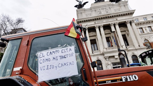 ep archivo   un tractor llega al ministerio de agricultura durante una protesta de agricultores y