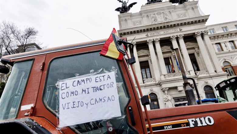 ep archivo un tractor llega al ministerio de agricultura durante una protesta de agricultores y ep archivo un tractor llega al ministerio de agricultura durante una protesta de agricultores y